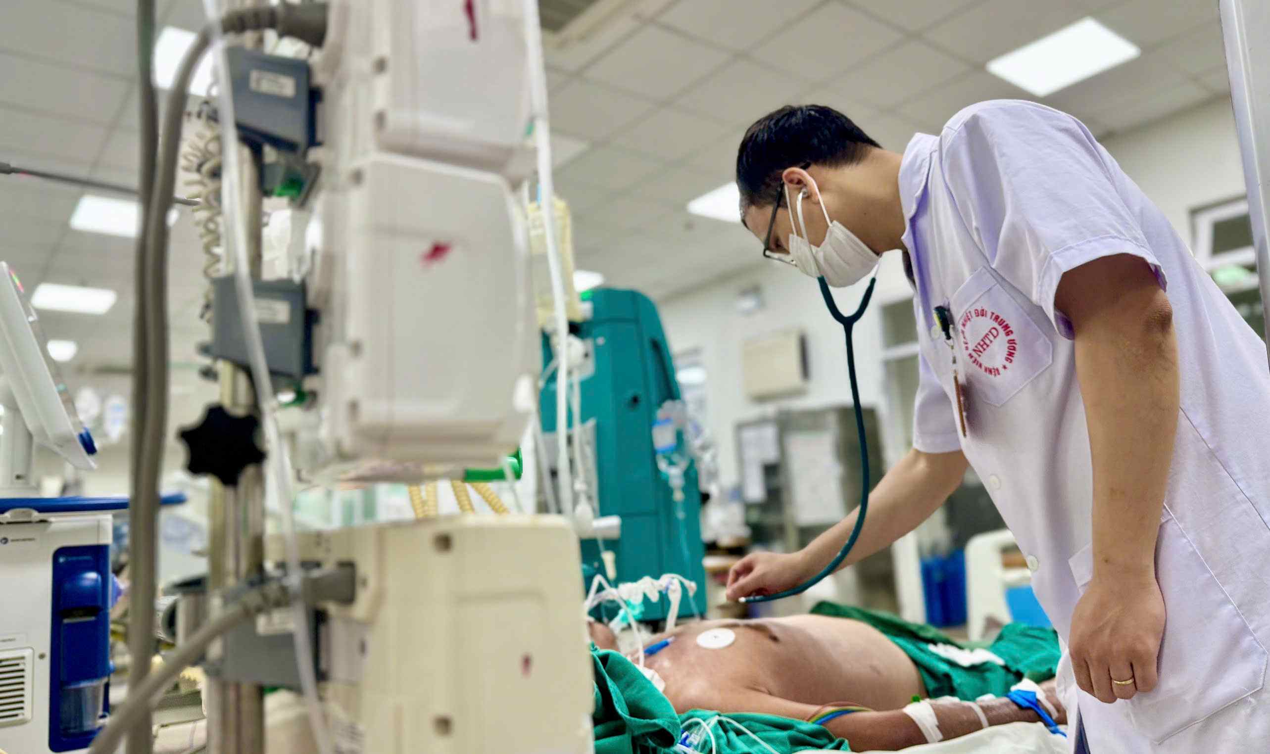 Doctor saves a patient in critical condition due to stabbing while roaming a shrimp pond. Photo: Thanh Dang
