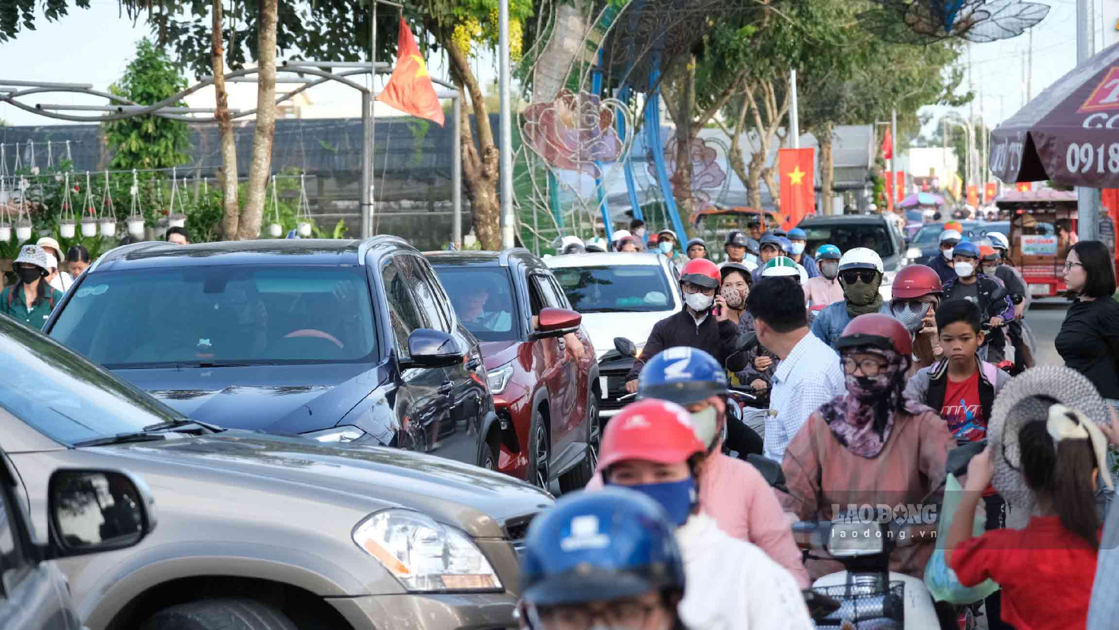 Du khach tham quan Lang hoa Sa Dec, Dong Thap. Anh: Phong Linh.