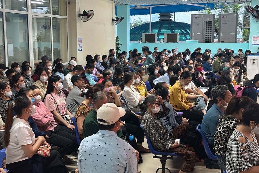 People travel hundreds of kilometers, queue overnight to wait for medical examination in Hanoi