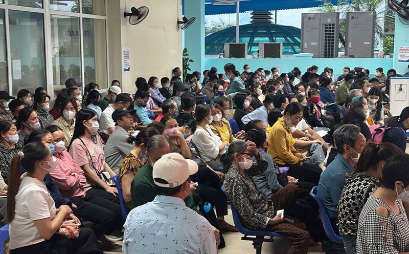 People travel hundreds of kilometers, queue overnight to wait for medical examination in Hanoi