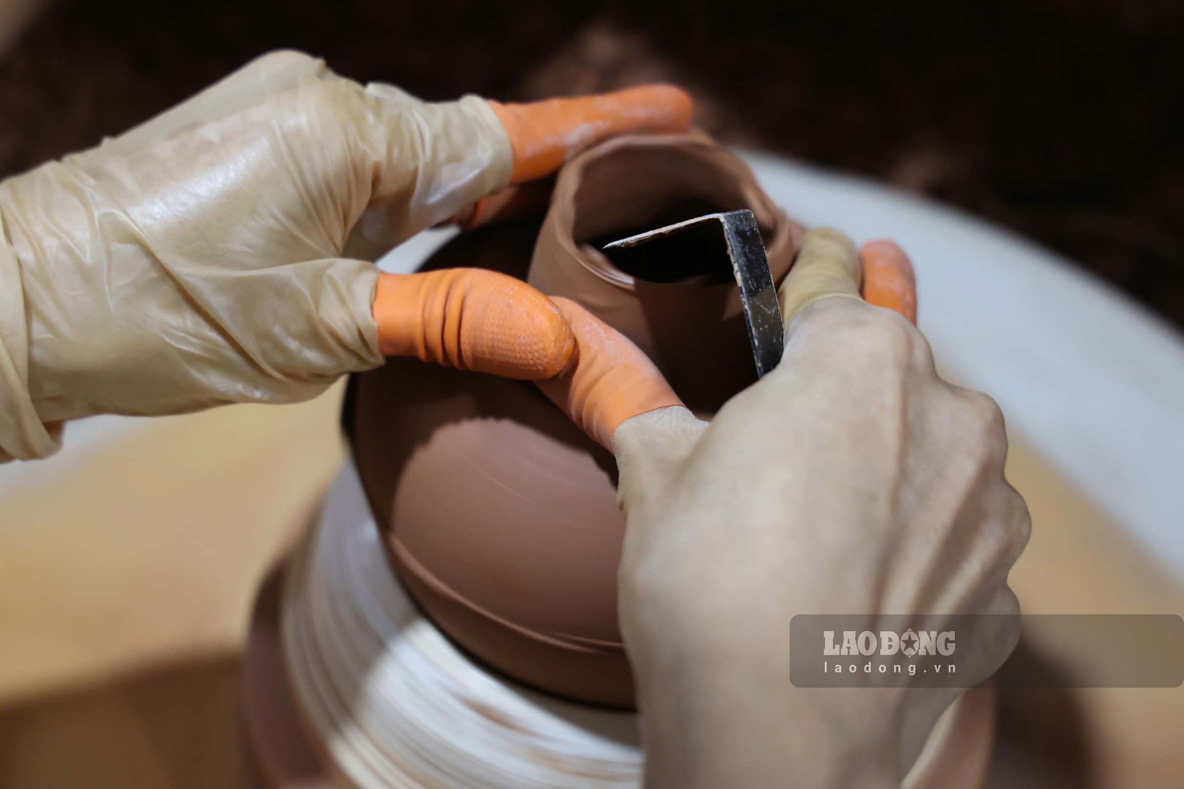 During the summer vacation, parents can take their children to Bat Trang pottery village to experience making unique products by hand. Photo: Ngoc Thuy