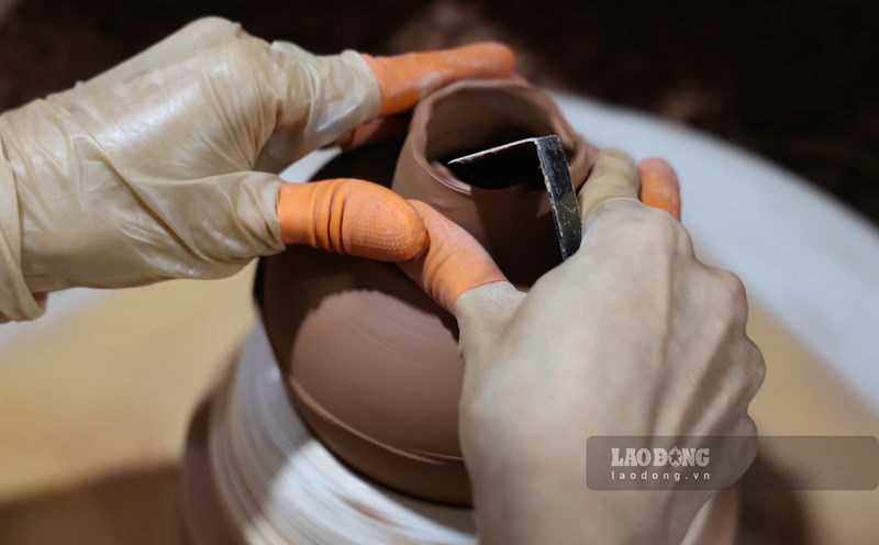 During the summer vacation, parents can take their children to Bat Trang pottery village to experience making unique products by hand. Photo: Ngoc Thuy