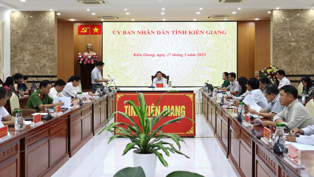 La reunion para escuchar el informe de prepararse para organizar la ceremonia de inauguracion del Heroic Memorial Temple, Matires y personas con servicios meritorios a la provincia de Kien Giang. Foto: NGOC Mai