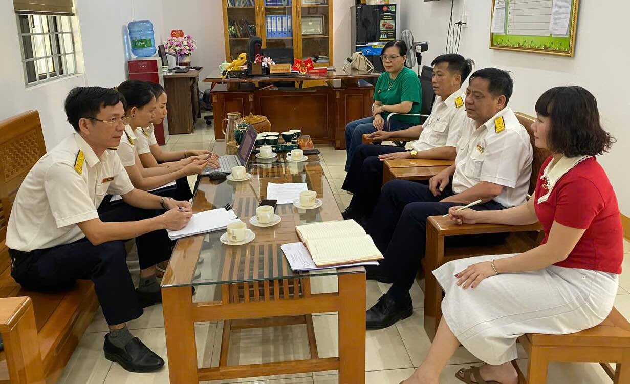 Doi thue lien huyen Dong Hoi - Quang Ninh den Truong Tieu hoc Loc Ninh de giai thich van de thue suat an. Anh: Huu Chinh