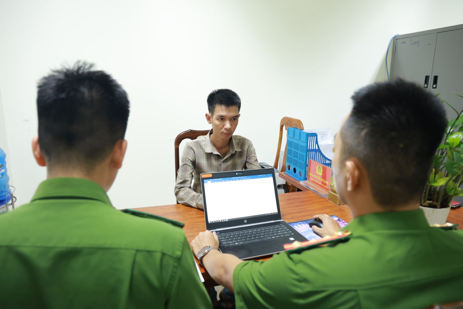 Cơ quan Công an làm việc với Lê Quang Nguyên để làm rõ hành vi lừa đảo của nhóm đối tượng. Ảnh: Công an Quảng Trị.
