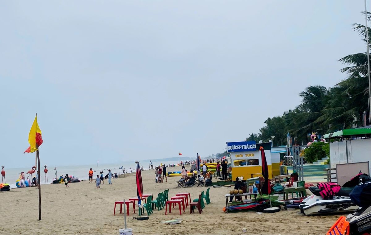 La escena de invasion en la playa en el distrito de Hoang Hoa, la provincia de Thanh Hoa no se ha manejado por completo. Foto: Quach du