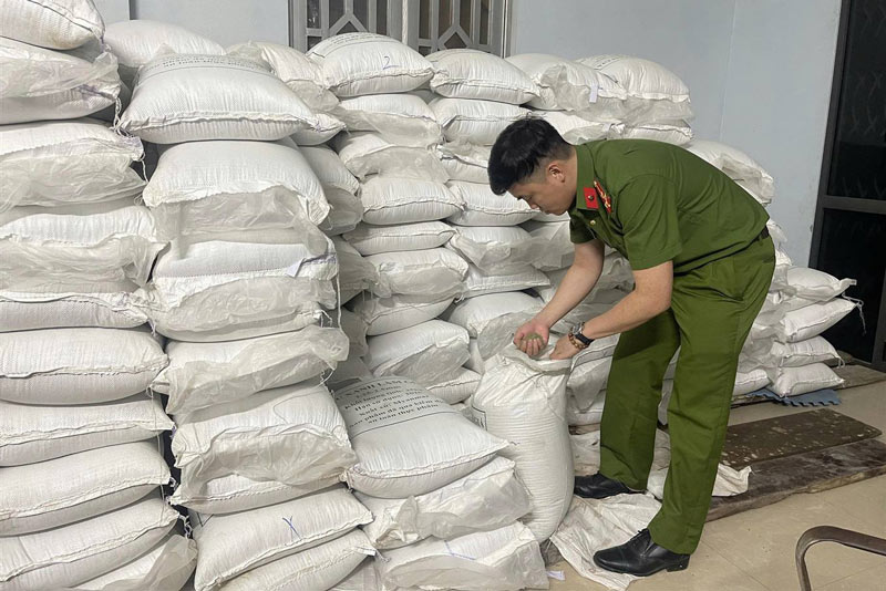 Lực lượng chức năng Lào Cai triệt phá 2 cơ sở sản xuất giá đỗ sử dụng chất hóa học độc hại. Ảnh: Công an cung cấp
