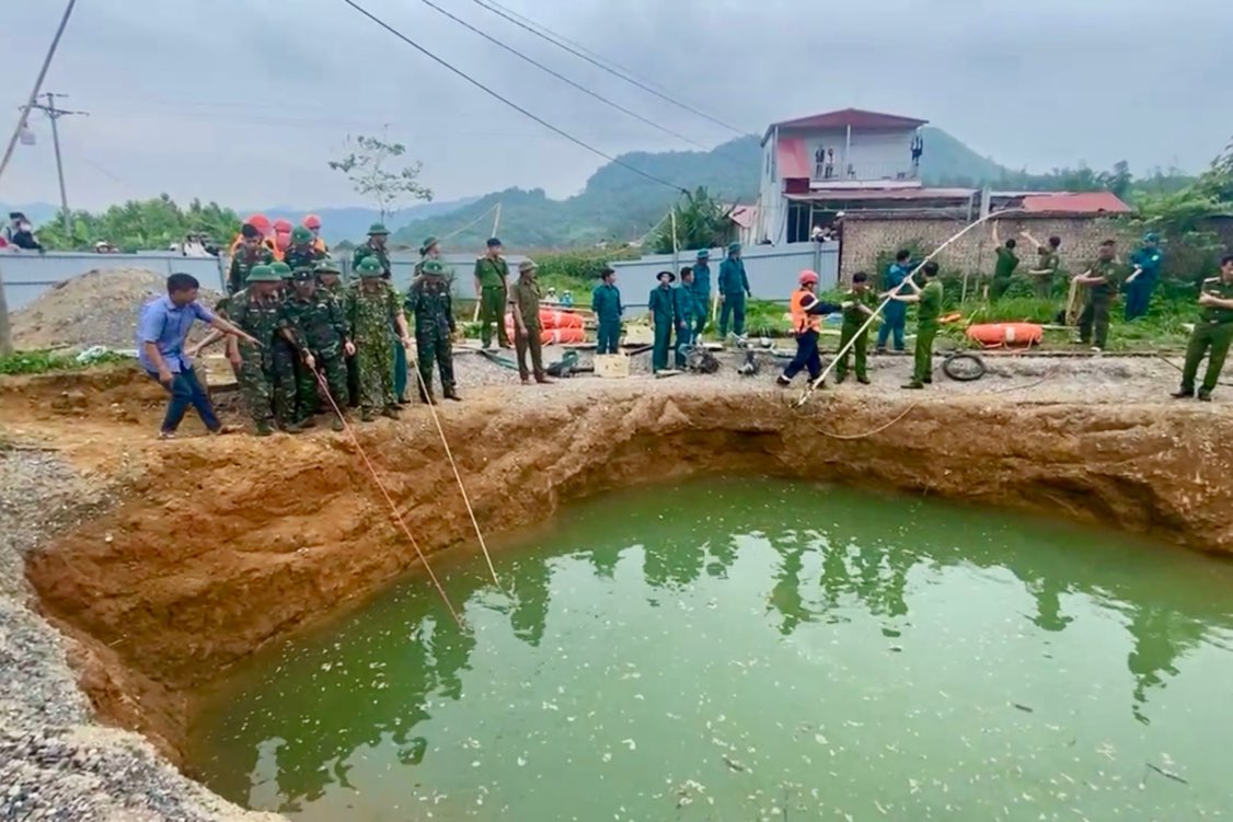 Khan truong tim kiem nan nhan dieu khien phuong tien nghi roi xuong ho tu than tren Quoc lo 3B doan qua huyen Na Ri (Bac Kan). Anh: Quang Huy.