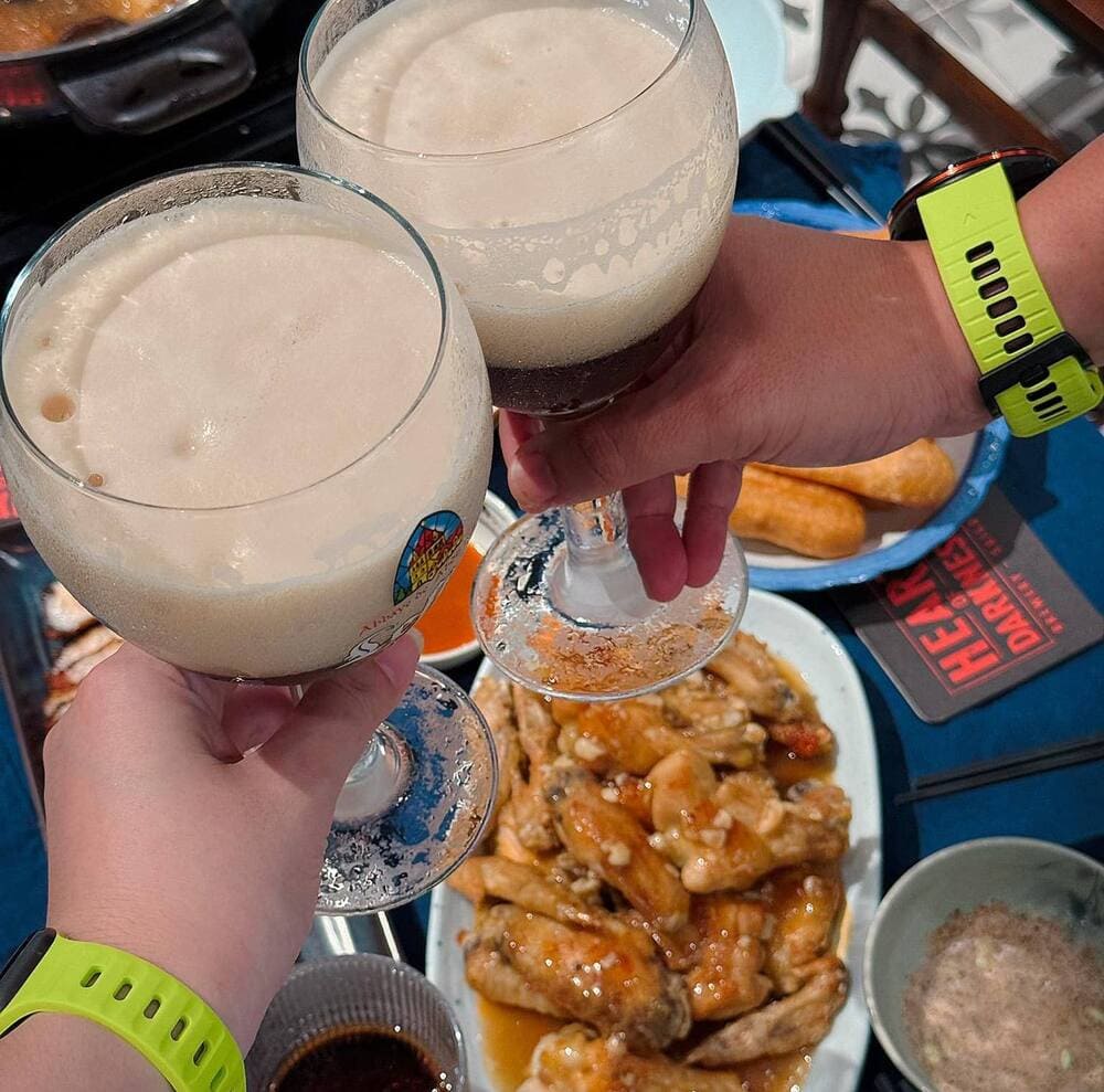 Couples can date at home by cooking and enjoying a romantic dinner together. Photo: Long Huynh