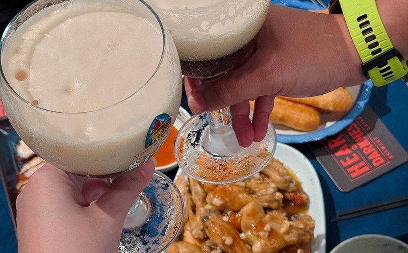 Couples can date at home by cooking and enjoying a romantic dinner together. Photo: Long Huynh