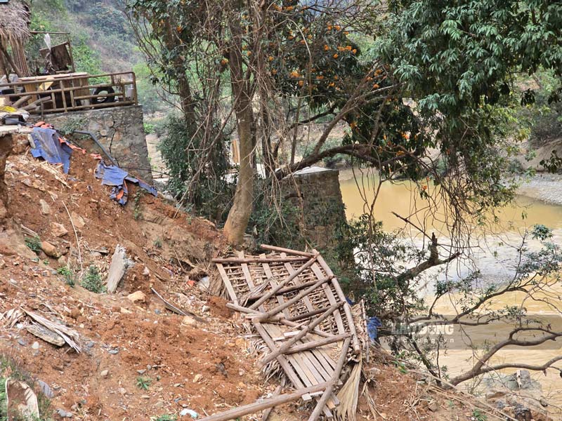 Một điểm sạt lở tại Bảo Lạc. Ảnh: Tân Văn