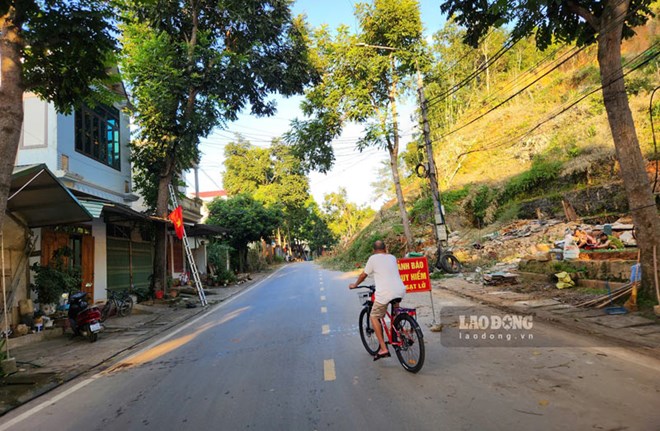Một điểm sạt lở trên Quốc lộ 34 đoạn qua thị trấn Nguyên Bình. Ảnh: Tân Văn