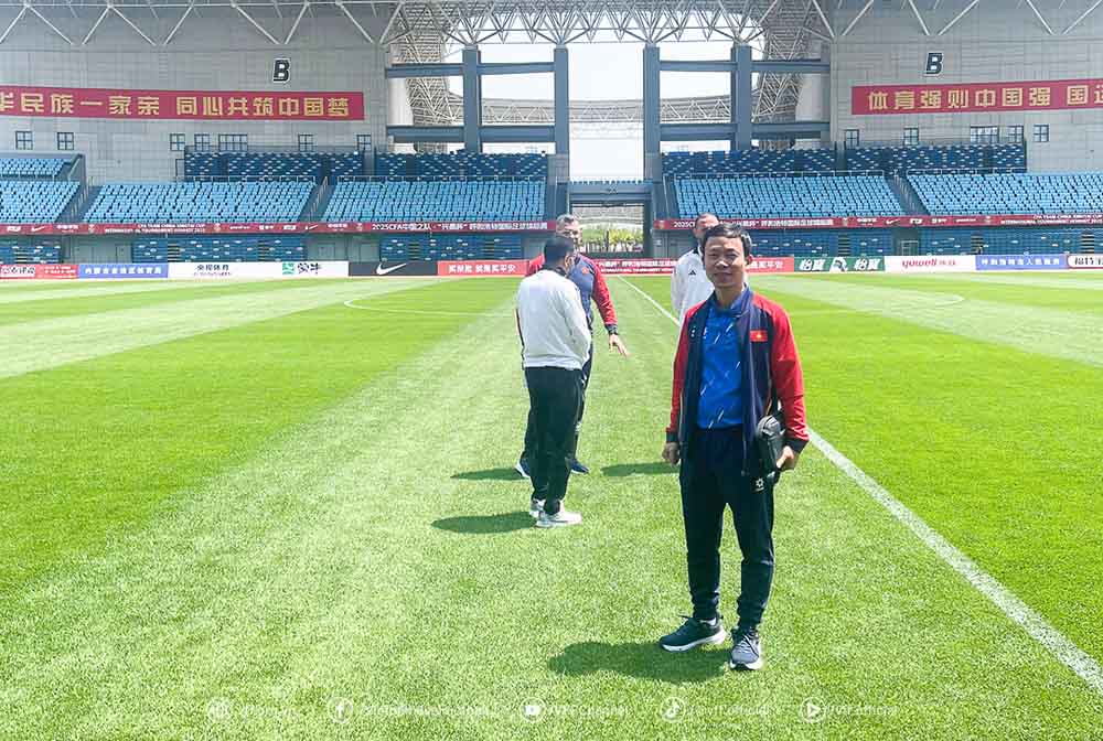 Ong Nguyen Minh Chau - Pho Tong thu ki Lien doan bong da Viet Nam, Truong doan doi tuyen U16 Viet Nam tham du giai U16 quoc te CFA Team China 2025. Anh: VFF