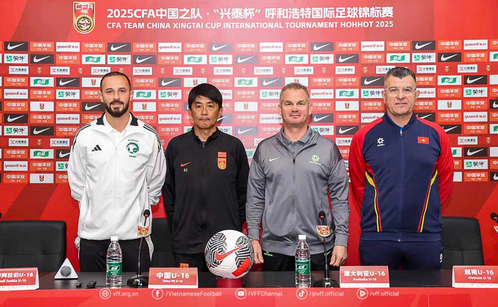 Coach Cristiano Roland (far right) attended a press conference before the 2025 CFA Team China tournament. Photo: VFF
