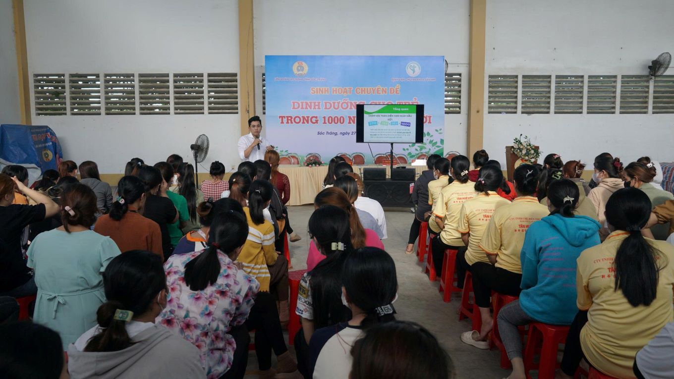 150 nữ đoàn viên và người lao động tham gia buổi sinh hoạt chuyên đề. Anh Khoa