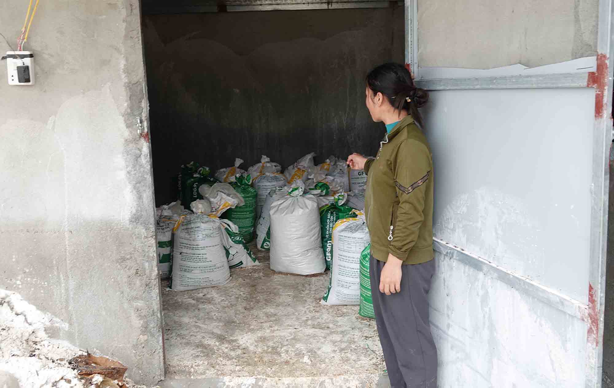 Nhung bao cam thuc an gia suc sot lai, con so luong lon da bi uot, hu hong. Anh: Tran Tuan.