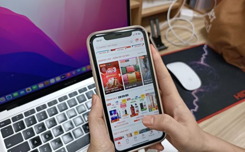 Buying and selling many items, including food on e-commerce platforms. Photo: Thu Giang