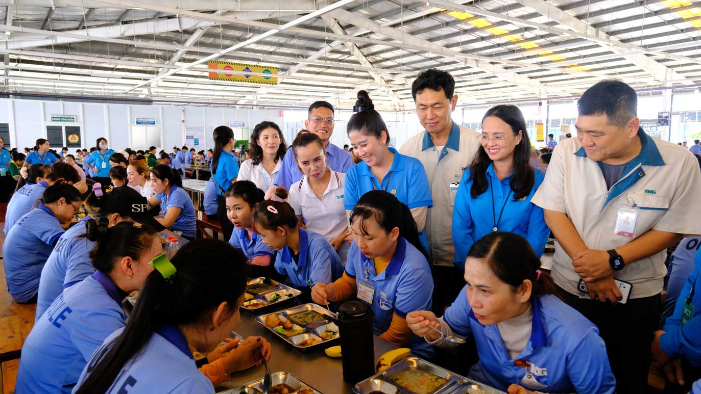 Lãnh đạo Liên đoàn Lao động TP Cần Thơ và các cán bộ Công đoàn thăm hỏi công nhân tại chương trình Bữa cơm đặc biệt. Ảnh: Mỹ Ly