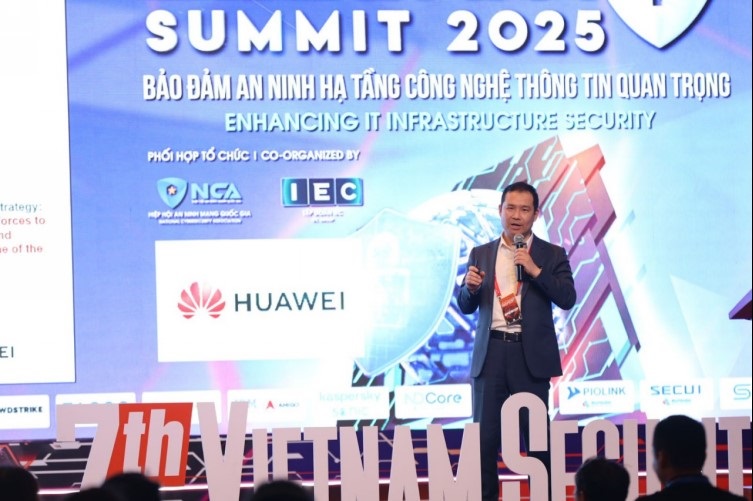 Mr. Louis Lou of Huawei shared about the cybersecurity trend, contributing to promoting a safe and sustainable digital ecosystem in Vietnam. Photo: Nhat Linh