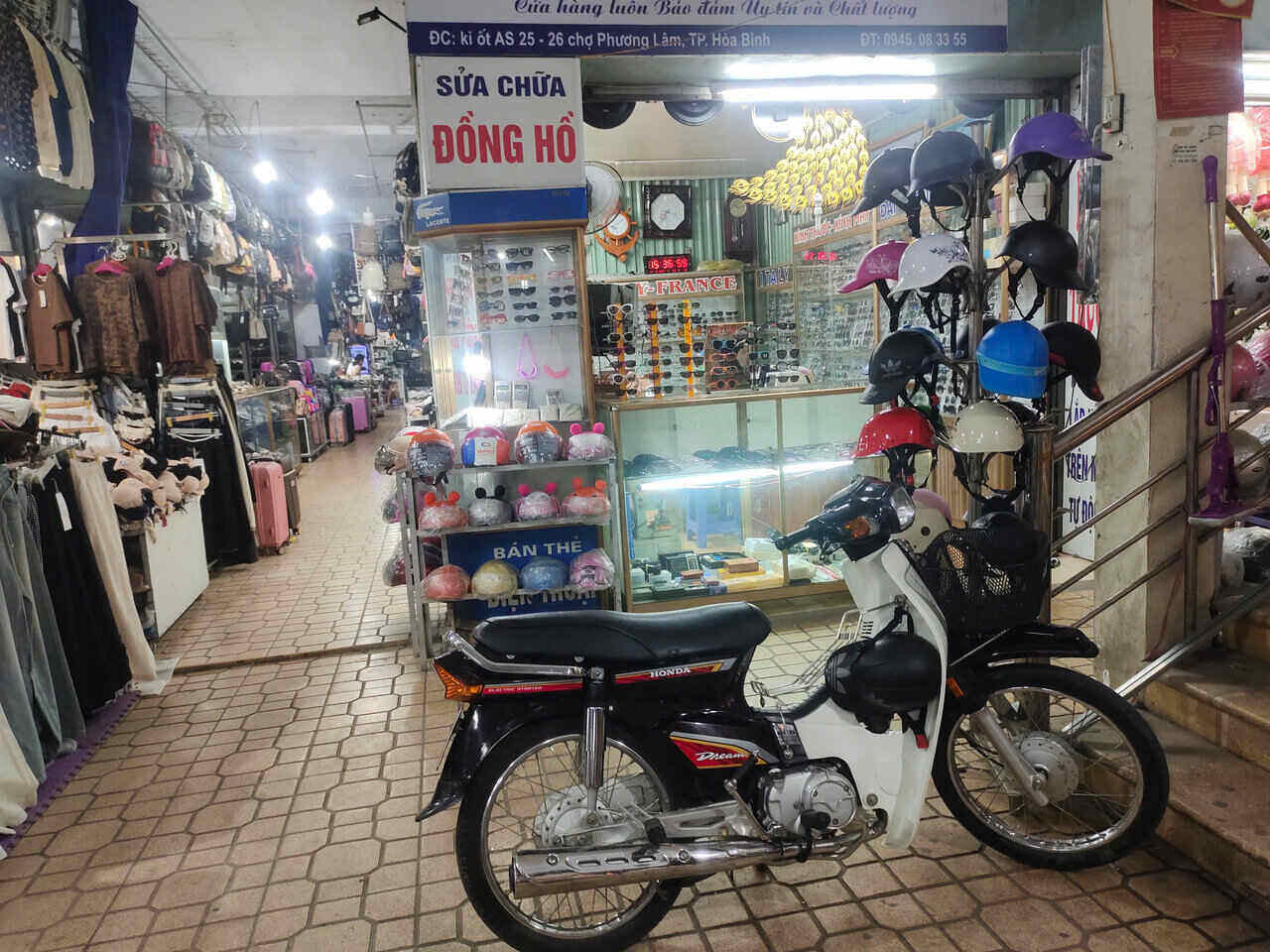Không còn bãi để xe, nhiều người dân phải để xe trong khu vực chợ. Ảnh: Đặng Tình