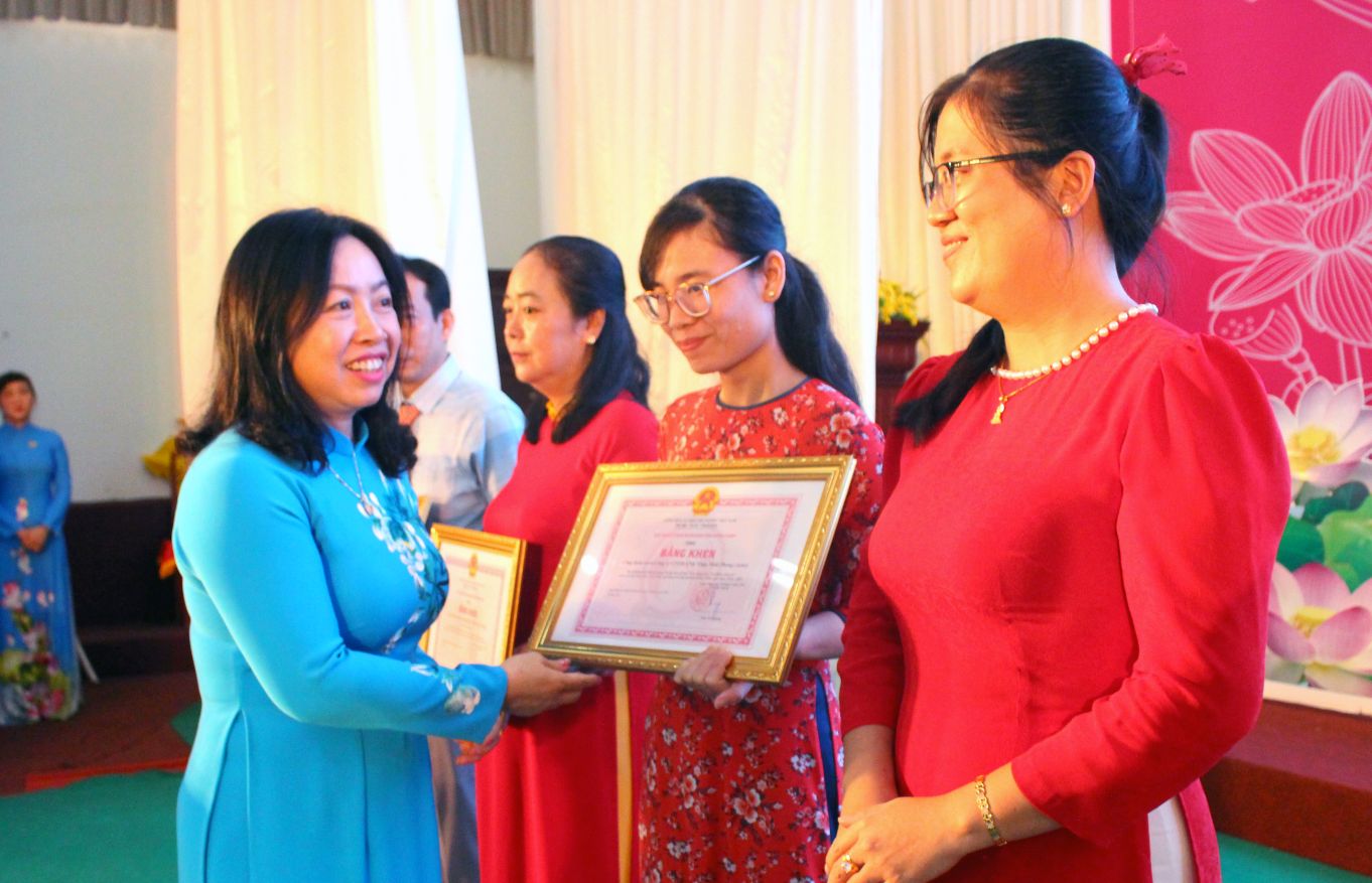 Bà Thái Thu Xương tặng Bằng khen cho tập thể đạt thành tích xuất sắc tiêu biểu trong phong trào lao động giỏi, lao động sáng tạo. Ảnh: Lâm Điền 