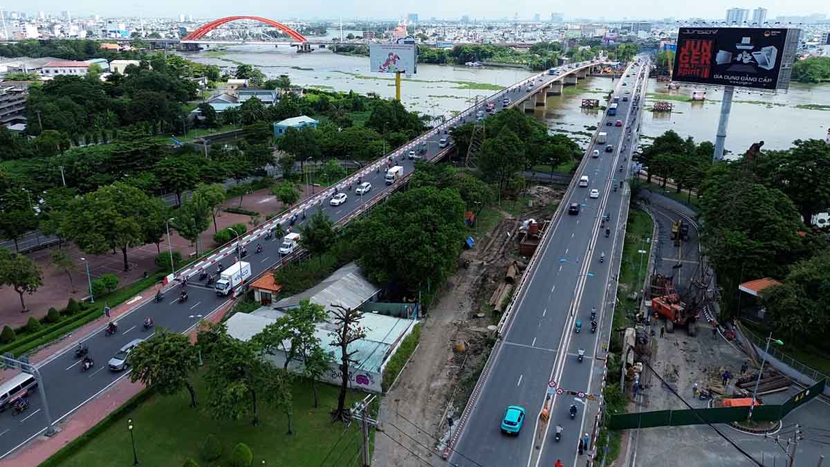 La ciudad de Ho Chi Minh cerro el camino bajo el puente Binh Trieu, la gente lucho por encontrar el centro. Foto: ANH TU