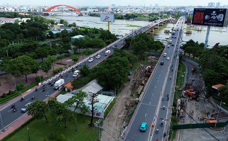 Ho Chi Minh City has closed an underpass under Binh Trieu Bridge, people are struggling to find a way to the center. Photo: Anh Tu
