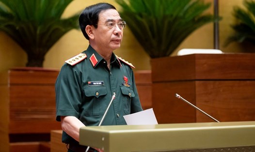 Đại tướng Phan Văn Giang - Ủy viên Bộ Chính trị, Bộ trưởng Bộ Quốc phòng trình Quốc hội dự án Luật Tình trạng khẩn cấp.