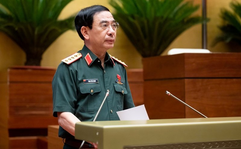 General Phan Van Giang - Politburo member, Minister of National Defense submitted to the National Assembly the draft Law on Emergency Situations.
