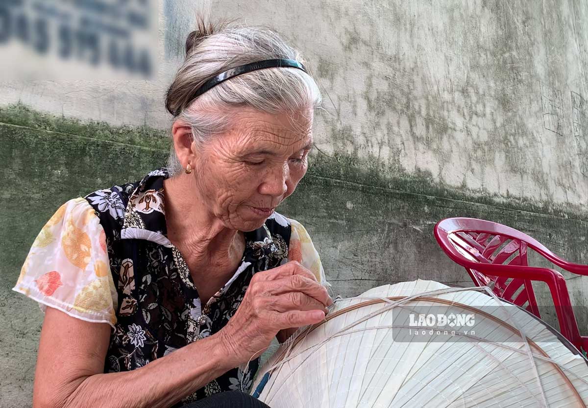 Nhung nguoi tho cao tuoi kheo leo khau tung mui kim giu nghe lam non la Dao Khe