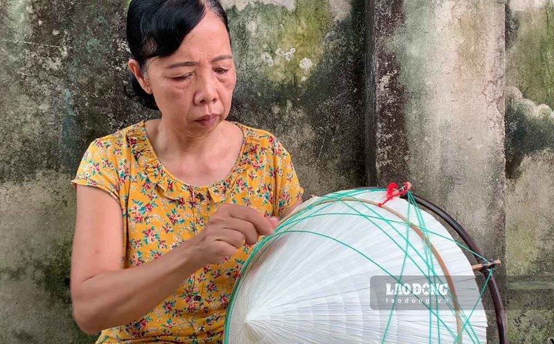 The step of stitching a hat requires meticulousness and ingenuity. Photo: Ha Vi