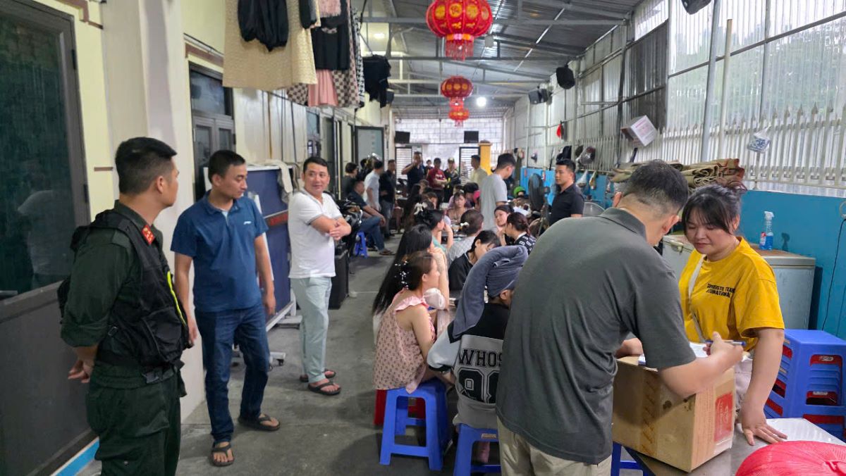 Agencia de Policia de Investigacion (PC02) - El Departamento de Policia Provincial de Thai Binh busco una emergencia de captura de cautiverio de 28 niñas para forzar a trabajar como camarero en los bares de karaoke en el area. Foto: Midland