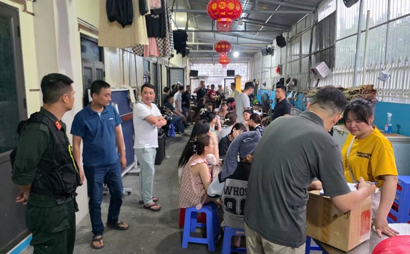The Investigation Police Agency (PC02) - Thai Binh Provincial Police urgently searched the detention center of 28 girls to force them to work as waitresses at karaoke bars in the area. Photo: Trung Du