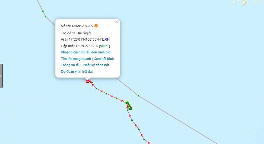 The location of the missing fishermen is currently being searched by many fishing vessels. Photo: Bao Ninh Commune People's Committee