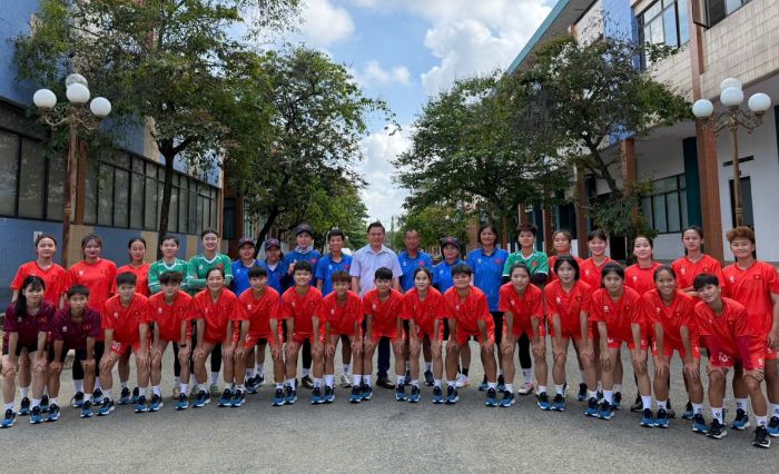 VFF Vice President Tran Anh Tu encouraged Vietnam U19 women's team during the preparation period for the Southeast Asian Championship. Photo: VFF