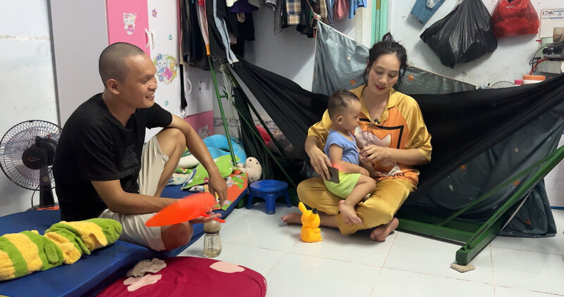 Los trabajadores tienen niños preocupados por mantener a sus hijos en los dias de verano. Foto: Hoang loc