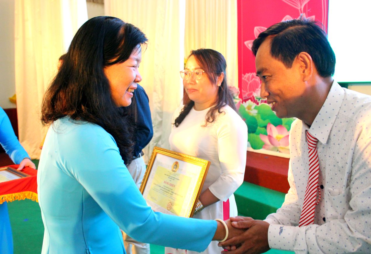 Bà Huỳnh Thị Tuyết Vui trao Bằng khen cho tập thể đạt thành tích xuất sắc tiêu biểu trong phong trào Lao động giỏi, lao động sáng tạo giai đoạn 2020-2025. Ảnh: Lâm Điền