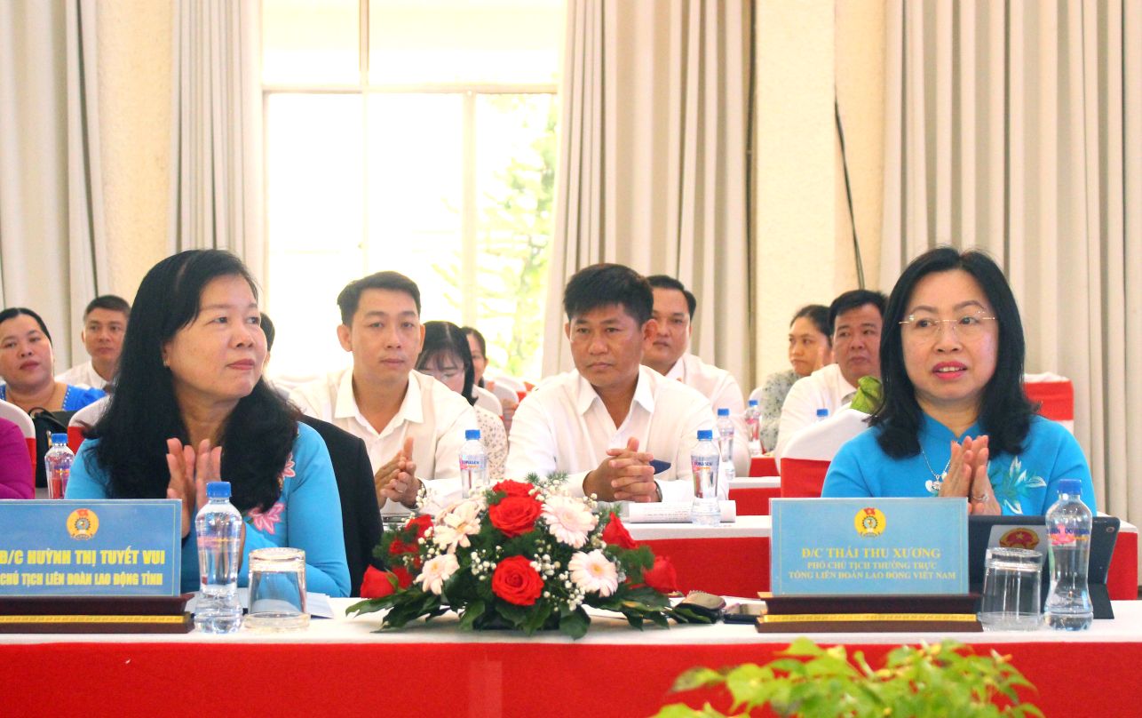Phó Chủ tịch Thường trực Tổng LĐLĐ Việt Nam Thái Thu Xương (bìa phải ảnh) và Chủ tịch LĐLĐ tỉnh Đồng Tháp Huỳnh Thị Tuyết Vui tại Hội nghị Tổng kết phong trào thi đua lao đông giỏi, lao động sáng tạo. Ảnh: Lâm Điền
