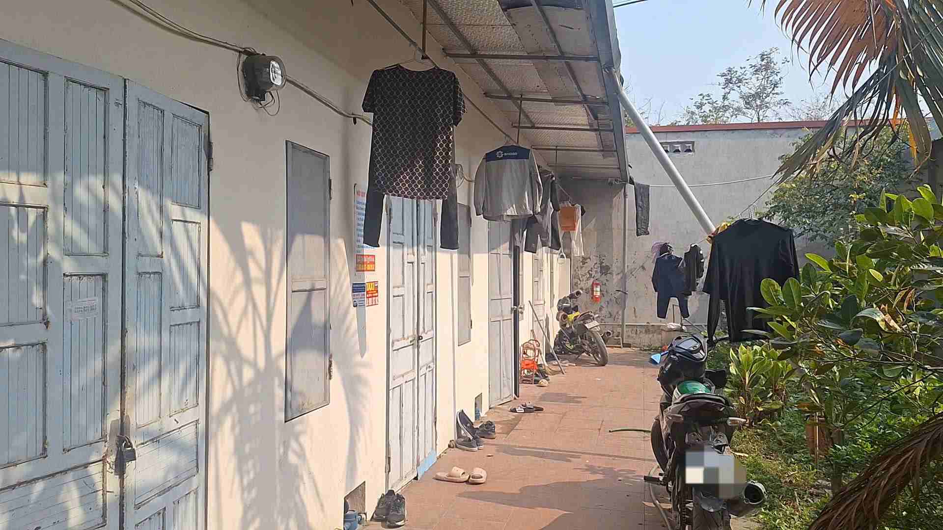 Dãy nhà trọ không lắp điều hòa của gia đình bà Nguyễn Thị Viên ở thôn Đình Dù, xã Ngải Dương (Văn Lâm, Hưng Yên). Lo tốn điền, giá điện tăng, lao động nhất quyết không thuê phòng có điều hòa. Ảnh: Quỳnh Chi