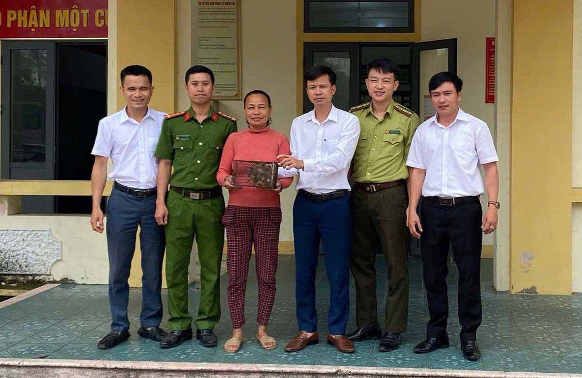 Ba Sam ban giao ca the cu li cho luc luong chuc nang. Anh: Giang Huong.
