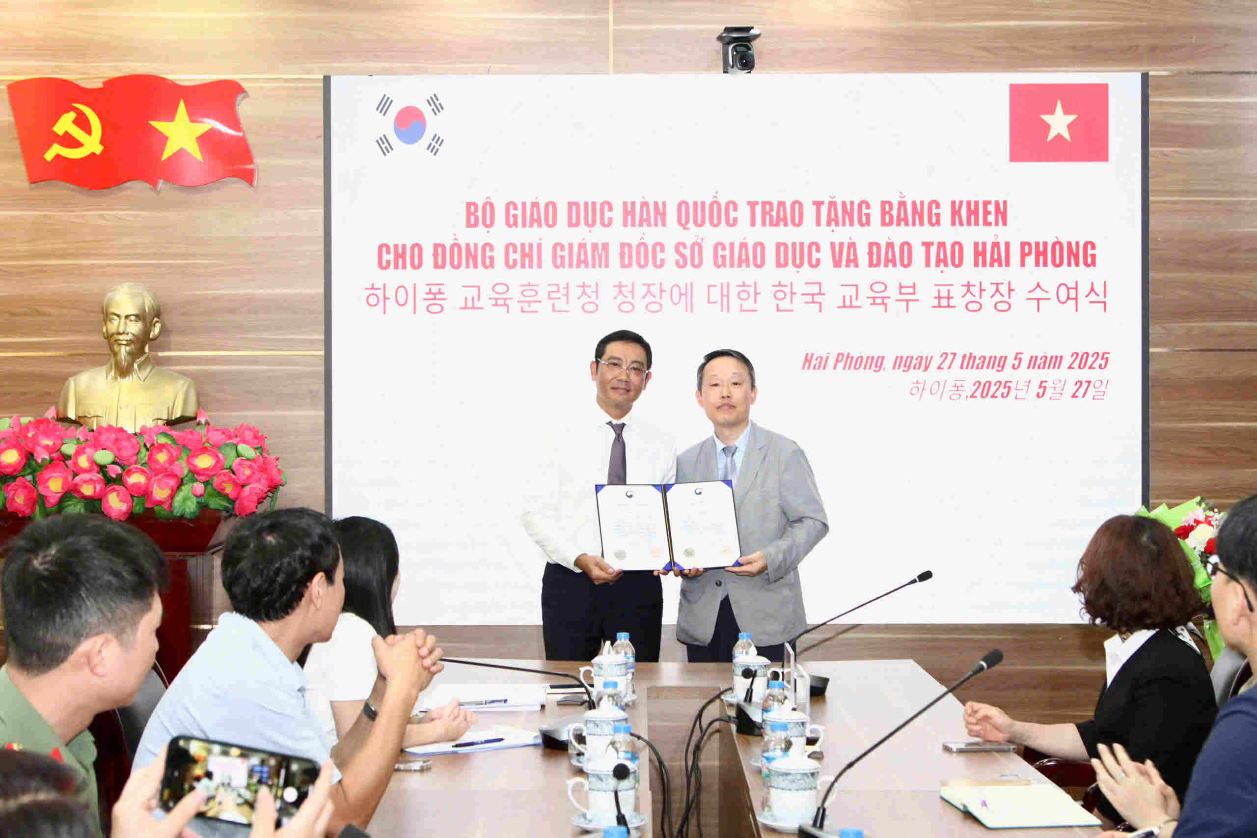 Director of the Hai Phong Department of Education and Training received a certificate of merit. Photo: Minh Khue