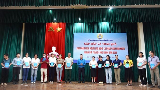 Đà Nẵng trao hàng trăm suất quà đến công nhân, người lao động khó khăn