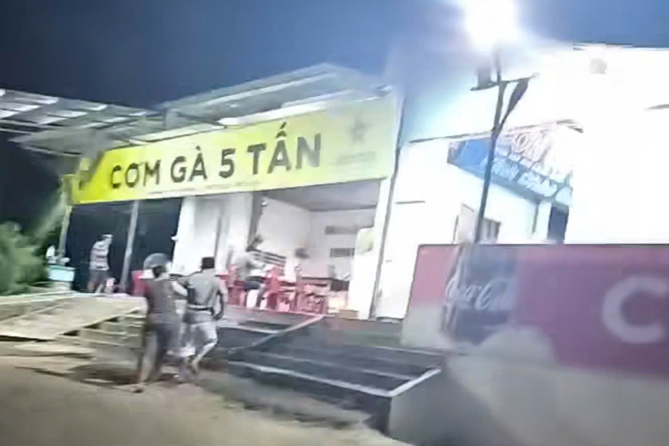 Sự việc xảy ra tại quán ăn 5 Tấn trên Quốc lộ 1A đoạn thuộc thôn Chánh Thuận, xã Mỹ Trinh, tỉnh Bình Định. Ảnh cắt từ clip