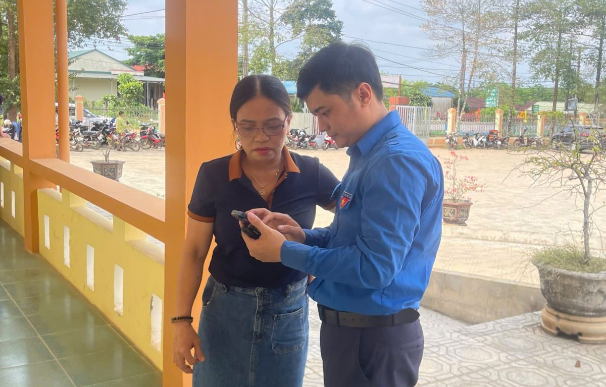 Can bo cua So Khoa hoc va Cong nghe huong dan cho nguoi dan su dung dien thoai thong minh de su dung dich vu cong truc tuyen. Anh: Han Nguyen