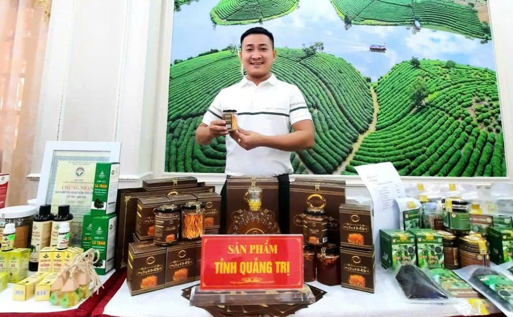 Anh Tran Trung Chanh voi san pham dong trung ha thao. Anh: Hung Tho