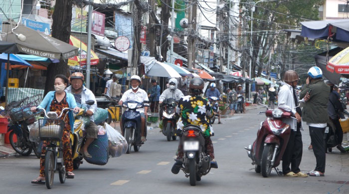 Một số người dân chủ động thực hiện biện pháp phòng chống COVID-19. Tuy nhiên, số khác lại khá lơ là khi không đeo khẩu trang ở nơi đông người. Hình ảnh tại chợ Tân An (quận Ninh Kiều, TP Cần Thơ) vào ngày 27.5. Ảnh: Phong Linh. 