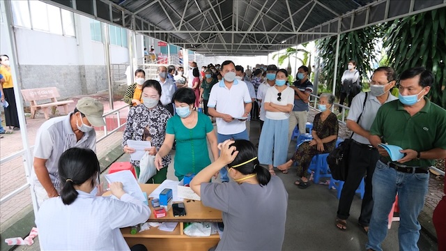 Người dân Cần Thơ trong buổi tiêm vaccine COVID-19 vào ngày 30.6.2022 tại Trung tâm Kiểm soát bệnh tật (CDC) Cần Thơ. Ảnh: Phong Linh.