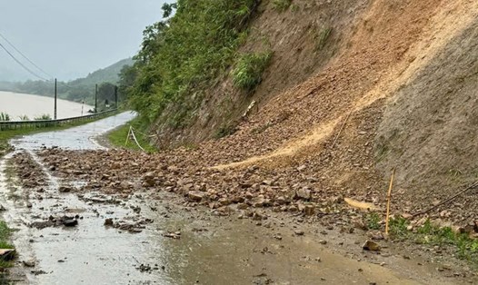 Dự báo thời tiết mưa còn tiếp diễn ở nhiều tỉnh thành. Trong ảnh là một tuyến đường liên xã ở huyện Văn Yên, tỉnh Yên Bái bị sạt lở sau trận mưa lớn. Ảnh: Văn Đức