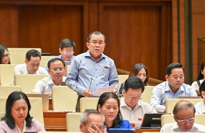 Colonel Nguyen Tam Hung proposed to ensure financial equality for the commune level. Photo: Pham Dong