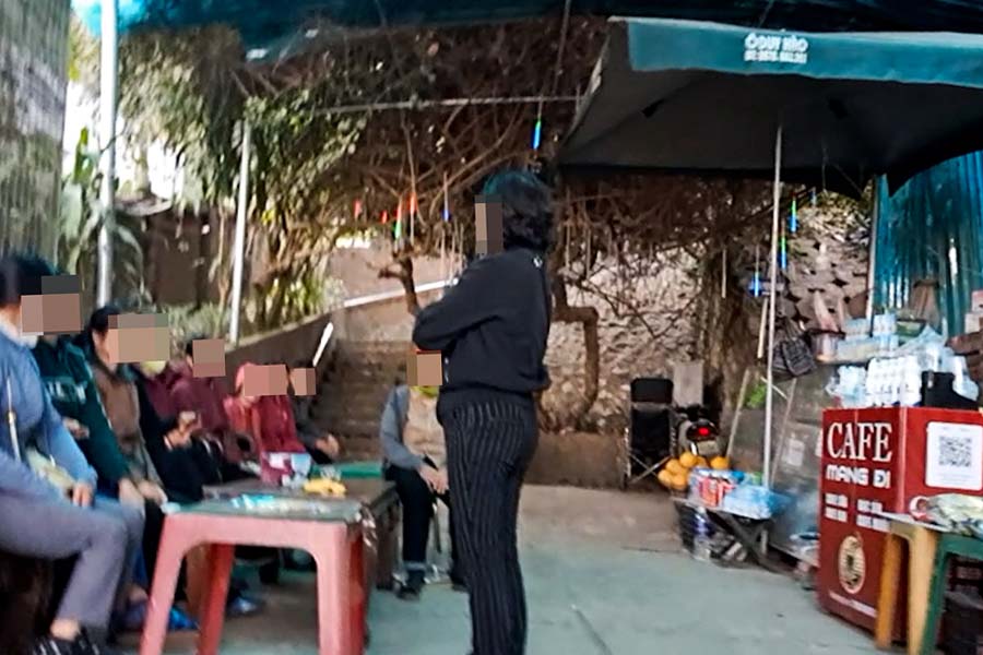 Loi vao khuon vien Phuc Lam Bao Duong voi hang dai nguoi benh cho doi va mot he thong tap hoa phuc vu benh nhan. Anh: NHOM PV